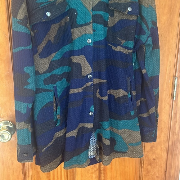 French Laundry Women’s Plus French Camo Button Down - Picture 3 of 8